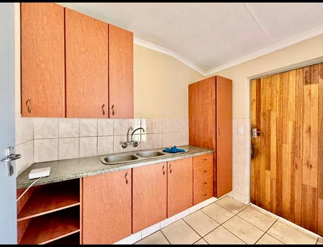 2 BEDROOM TOWNHOUSE FOR SALE IN VANDERBIJLPARK CW 5